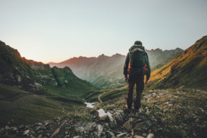 barang yang wajib dibawa saat wisata alam